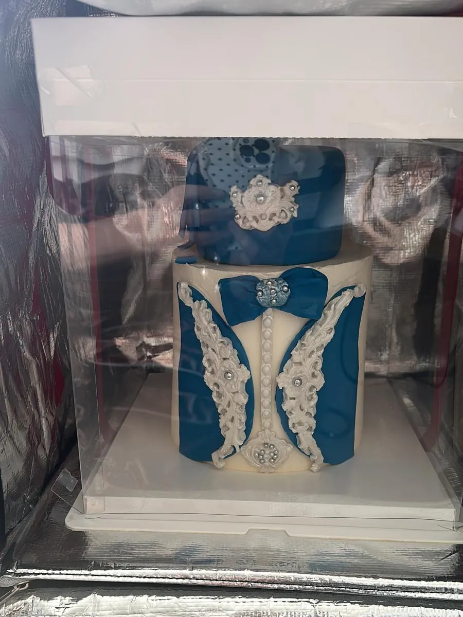 Le gâteau de circoncision dans sa boîte transparente, posé dans un sac isotherme pour la livraison