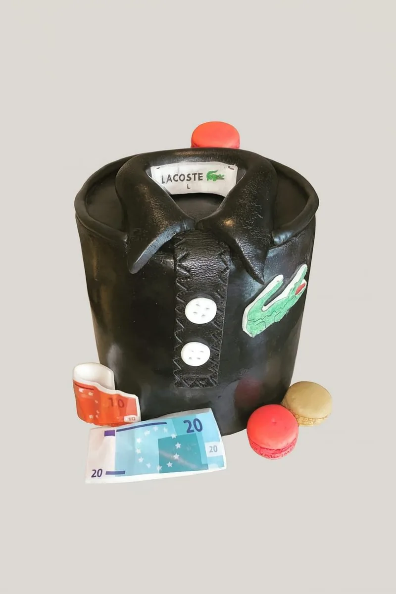 Gâteau polo Lacoste noir sculpté, gâteau d'anniversaire homme Seine-Saint-Denis