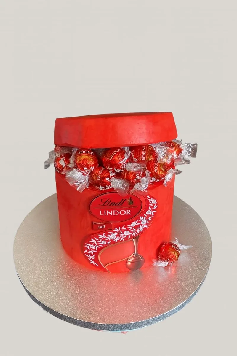 Gâteau Lindor rouge garni de chocolats, gâteau d'anniversaire livré à Pantin